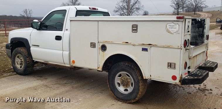 image for item EL9767 2004 Chevrolet Silverado 2500 utility bed pickup truck