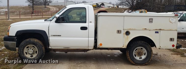 image for item EL9767 2004 Chevrolet Silverado 2500 utility bed pickup truck