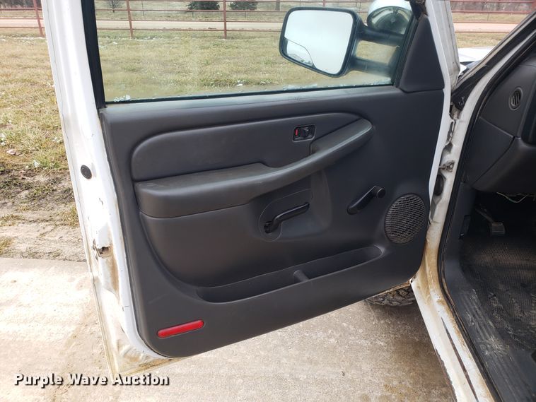 image for item EL9767 2004 Chevrolet Silverado 2500 utility bed pickup truck