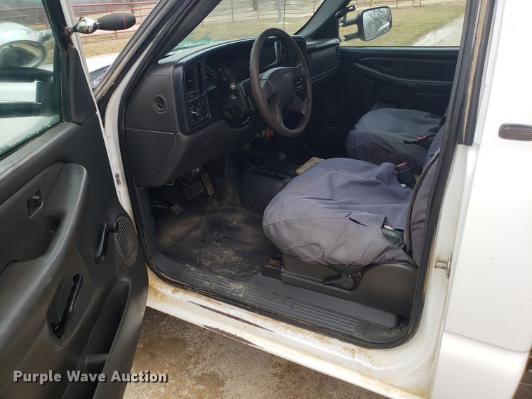 image for item EL9767 2004 Chevrolet Silverado 2500 utility bed pickup truck