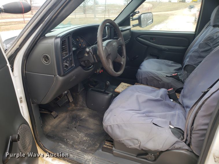 image for item EL9767 2004 Chevrolet Silverado 2500 utility bed pickup truck