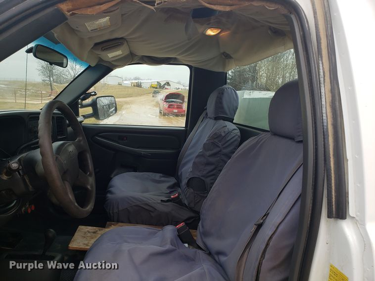 image for item EL9767 2004 Chevrolet Silverado 2500 utility bed pickup truck