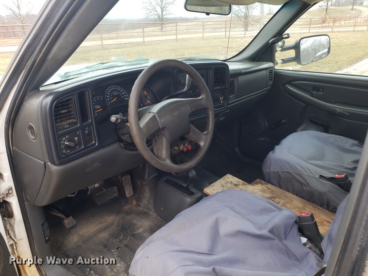 image for item EL9767 2004 Chevrolet Silverado 2500 utility bed pickup truck