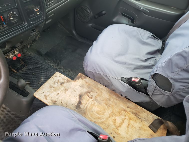 image for item EL9767 2004 Chevrolet Silverado 2500 utility bed pickup truck