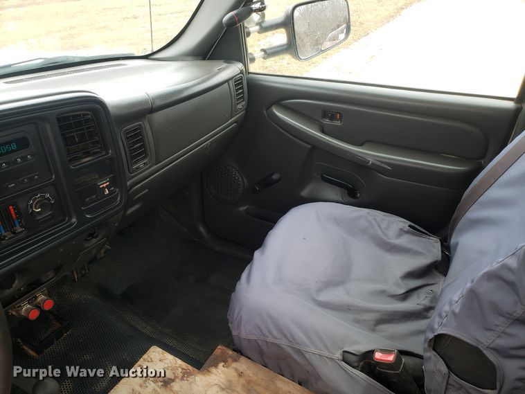 image for item EL9767 2004 Chevrolet Silverado 2500 utility bed pickup truck