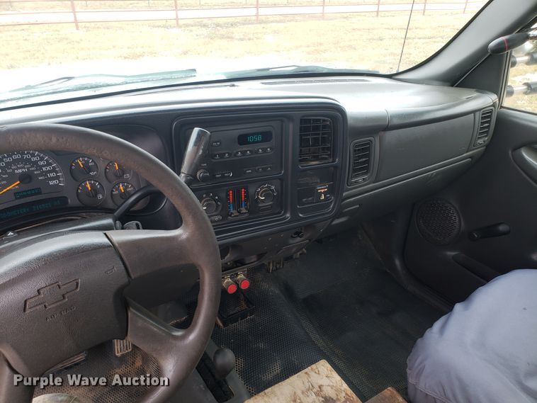 image for item EL9767 2004 Chevrolet Silverado 2500 utility bed pickup truck