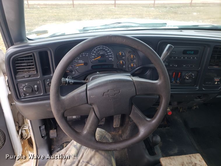 image for item EL9767 2004 Chevrolet Silverado 2500 utility bed pickup truck