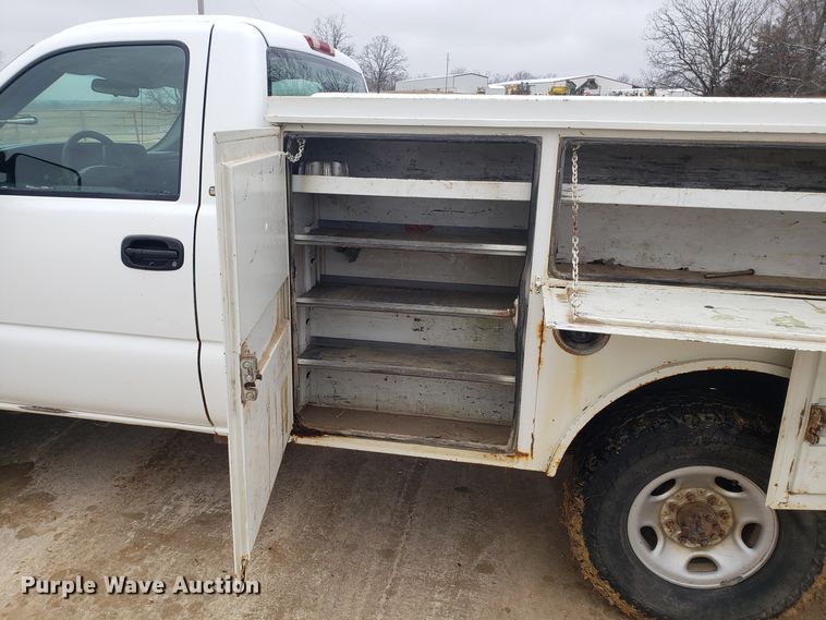 image for item EL9767 2004 Chevrolet Silverado 2500 utility bed pickup truck