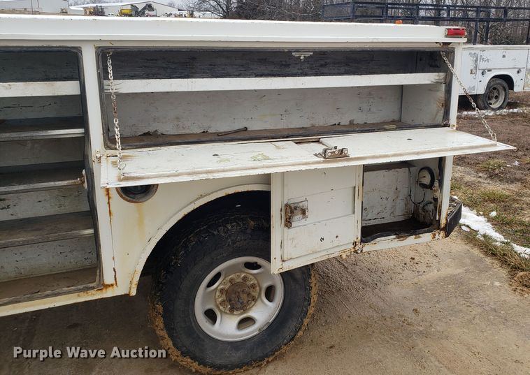 image for item EL9767 2004 Chevrolet Silverado 2500 utility bed pickup truck