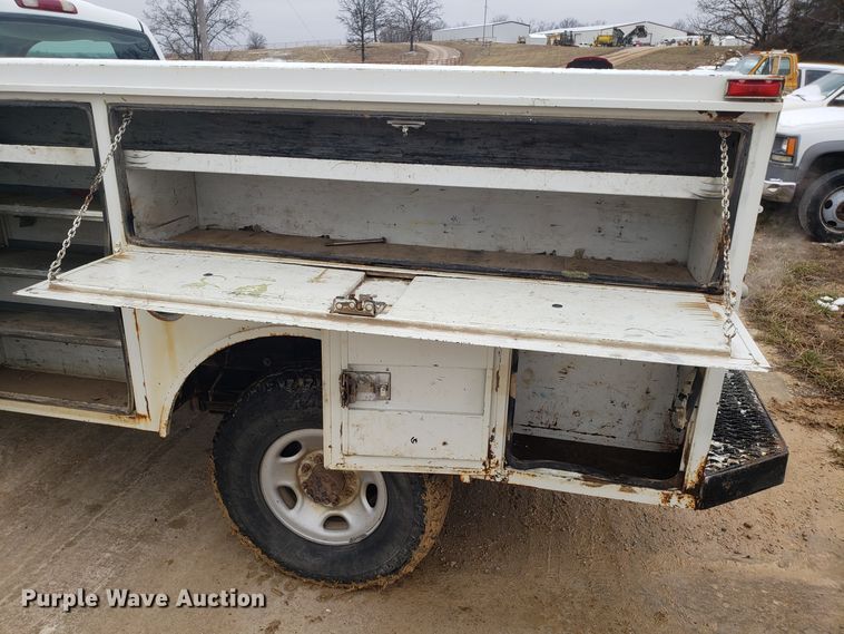 image for item EL9767 2004 Chevrolet Silverado 2500 utility bed pickup truck