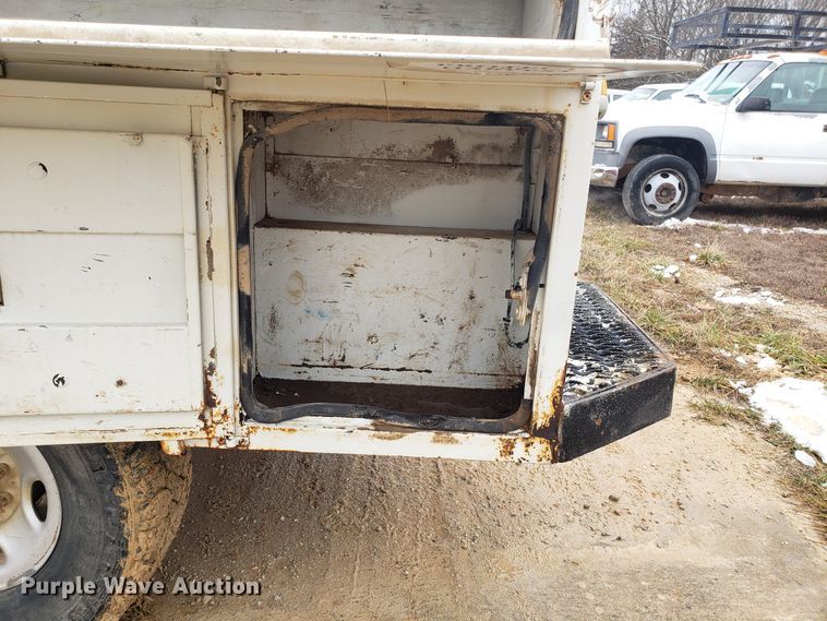 image for item EL9767 2004 Chevrolet Silverado 2500 utility bed pickup truck