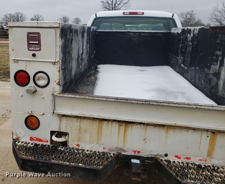 image for item EL9767 2004 Chevrolet Silverado 2500 utility bed pickup truck