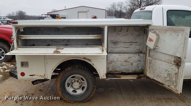 image for item EL9767 2004 Chevrolet Silverado 2500 utility bed pickup truck