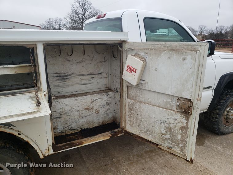 image for item EL9767 2004 Chevrolet Silverado 2500 utility bed pickup truck