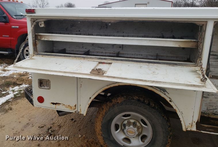 image for item EL9767 2004 Chevrolet Silverado 2500 utility bed pickup truck