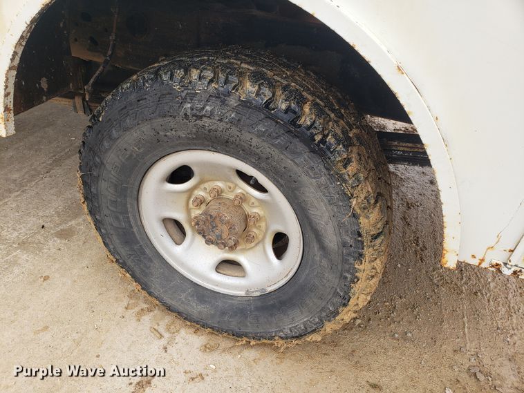 image for item EL9767 2004 Chevrolet Silverado 2500 utility bed pickup truck