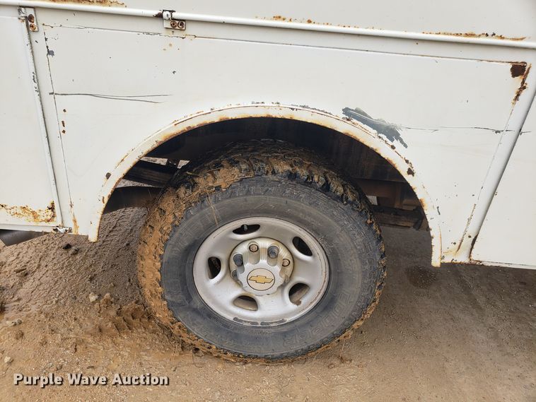 image for item EL9767 2004 Chevrolet Silverado 2500 utility bed pickup truck