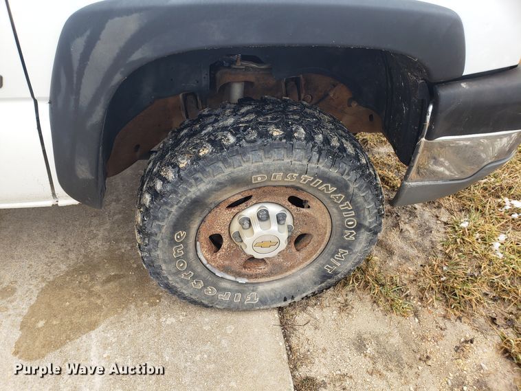 image for item EL9767 2004 Chevrolet Silverado 2500 utility bed pickup truck