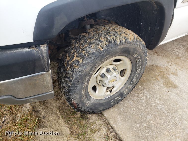 image for item EL9767 2004 Chevrolet Silverado 2500 utility bed pickup truck