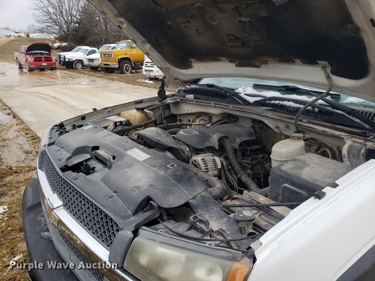 image for item EL9767 2004 Chevrolet Silverado 2500 utility bed pickup truck