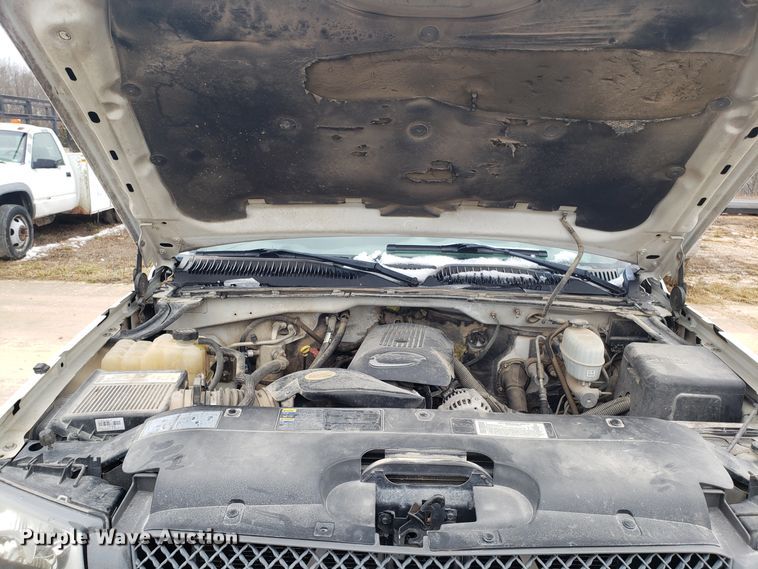 image for item EL9767 2004 Chevrolet Silverado 2500 utility bed pickup truck