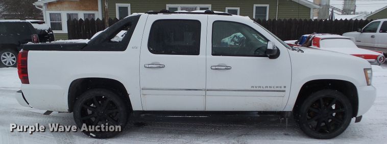 image for item EM9906 2009 Chevrolet Avalanche LTZ Crew Cab pickup truck