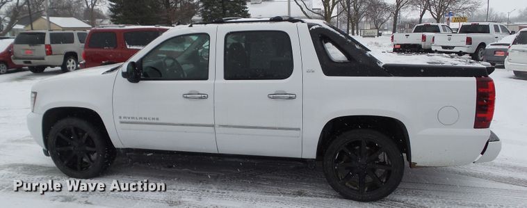 image for item EM9906 2009 Chevrolet Avalanche LTZ Crew Cab pickup truck