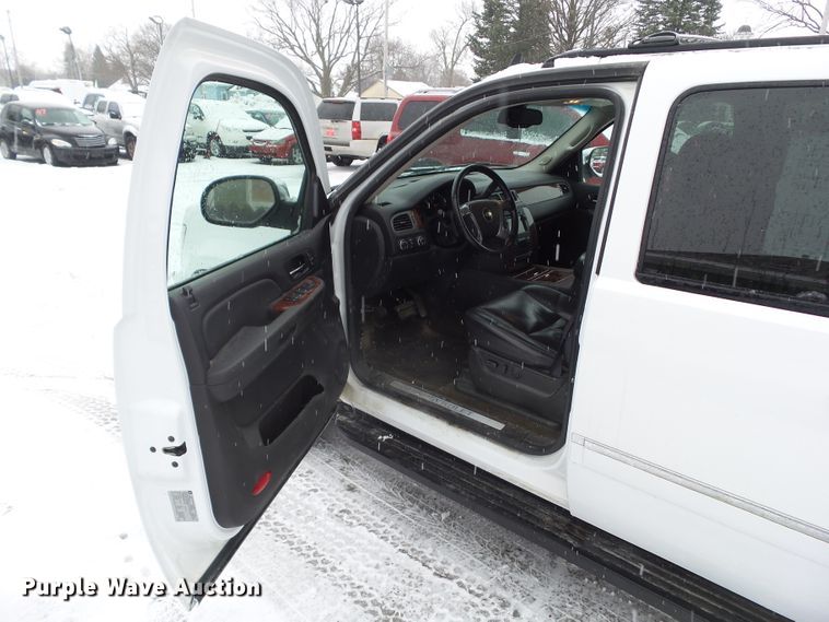 image for item EM9906 2009 Chevrolet Avalanche LTZ Crew Cab pickup truck