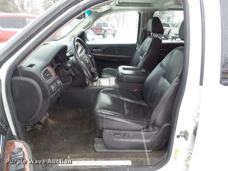 image for item EM9906 2009 Chevrolet Avalanche LTZ Crew Cab pickup truck