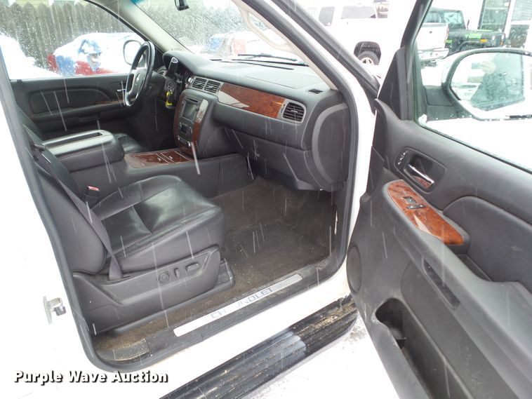 image for item EM9906 2009 Chevrolet Avalanche LTZ Crew Cab pickup truck