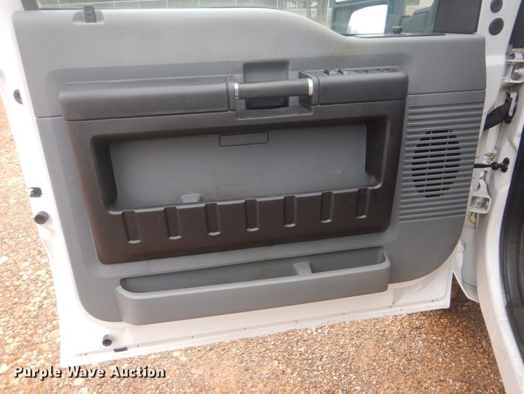 image for item FF9229 2015 Ford F350 Super Duty Crew Cab flatbed pickup truck