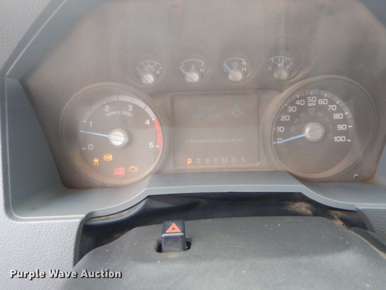 image for item FF9229 2015 Ford F350 Super Duty Crew Cab flatbed pickup truck