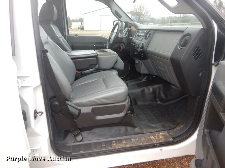 image for item FF9229 2015 Ford F350 Super Duty Crew Cab flatbed pickup truck