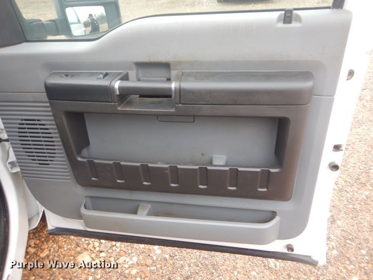 image for item FF9229 2015 Ford F350 Super Duty Crew Cab flatbed pickup truck