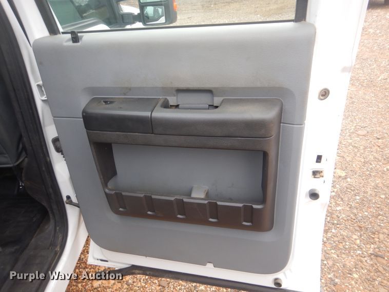 image for item FF9229 2015 Ford F350 Super Duty Crew Cab flatbed pickup truck