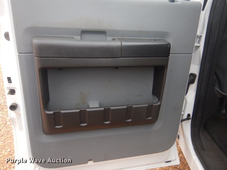 image for item FF9229 2015 Ford F350 Super Duty Crew Cab flatbed pickup truck