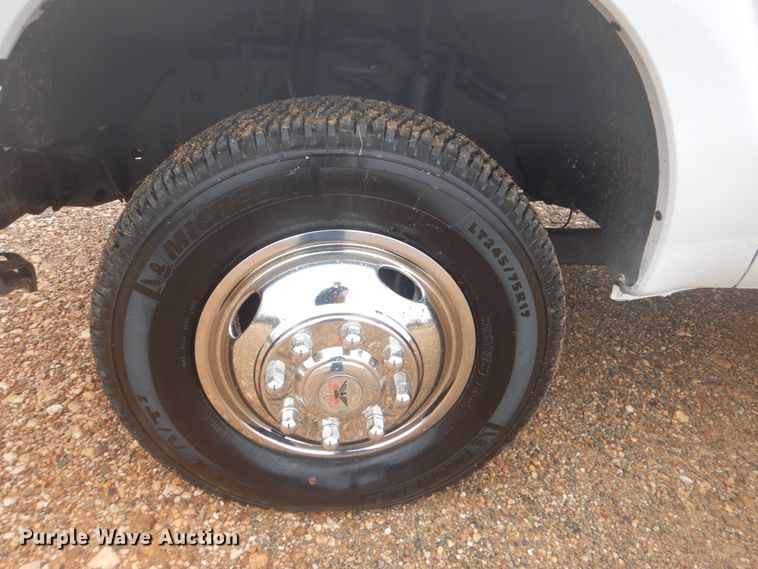 image for item FF9229 2015 Ford F350 Super Duty Crew Cab flatbed pickup truck