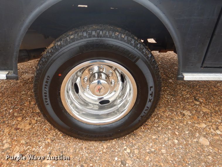 image for item FF9229 2015 Ford F350 Super Duty Crew Cab flatbed pickup truck