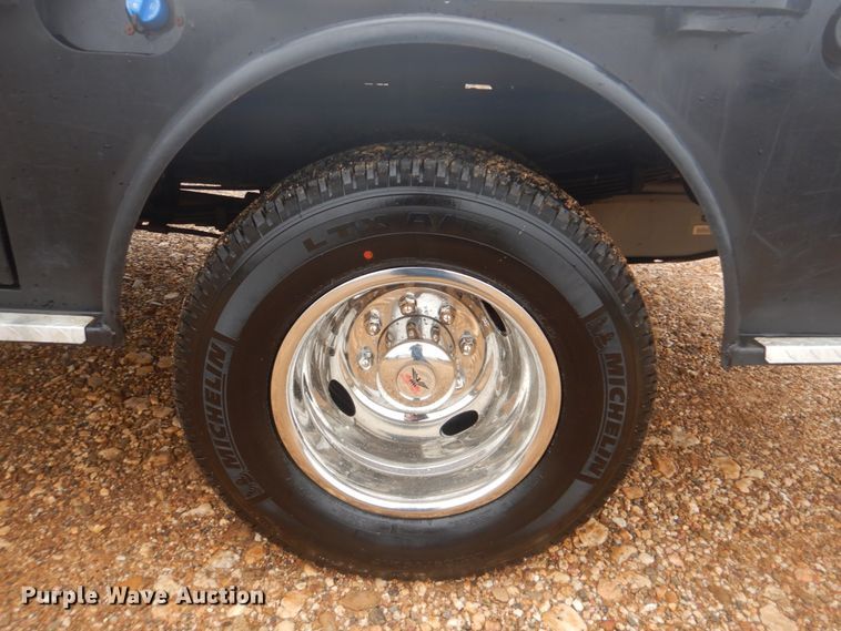 image for item FF9229 2015 Ford F350 Super Duty Crew Cab flatbed pickup truck