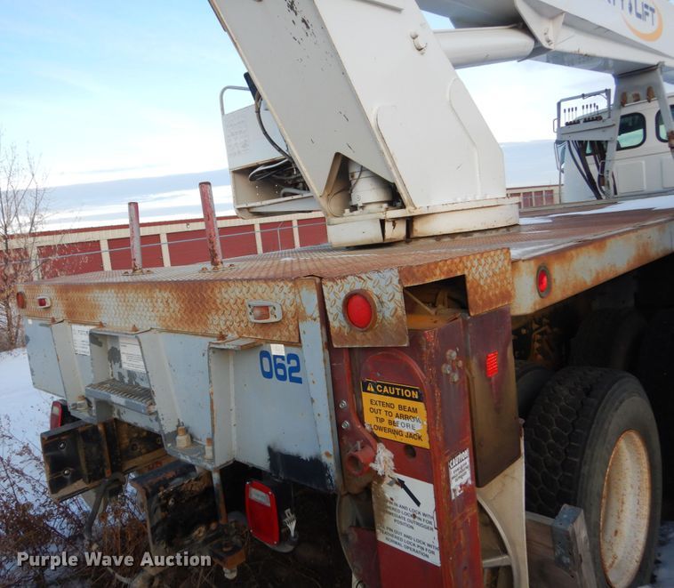 image for item FU9133 2005 Sterling L7500 crane truck