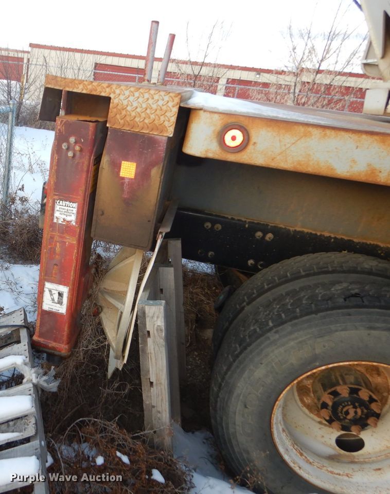 image for item FU9133 2005 Sterling L7500 crane truck