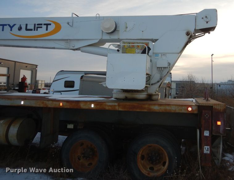 image for item FU9133 2005 Sterling L7500 crane truck