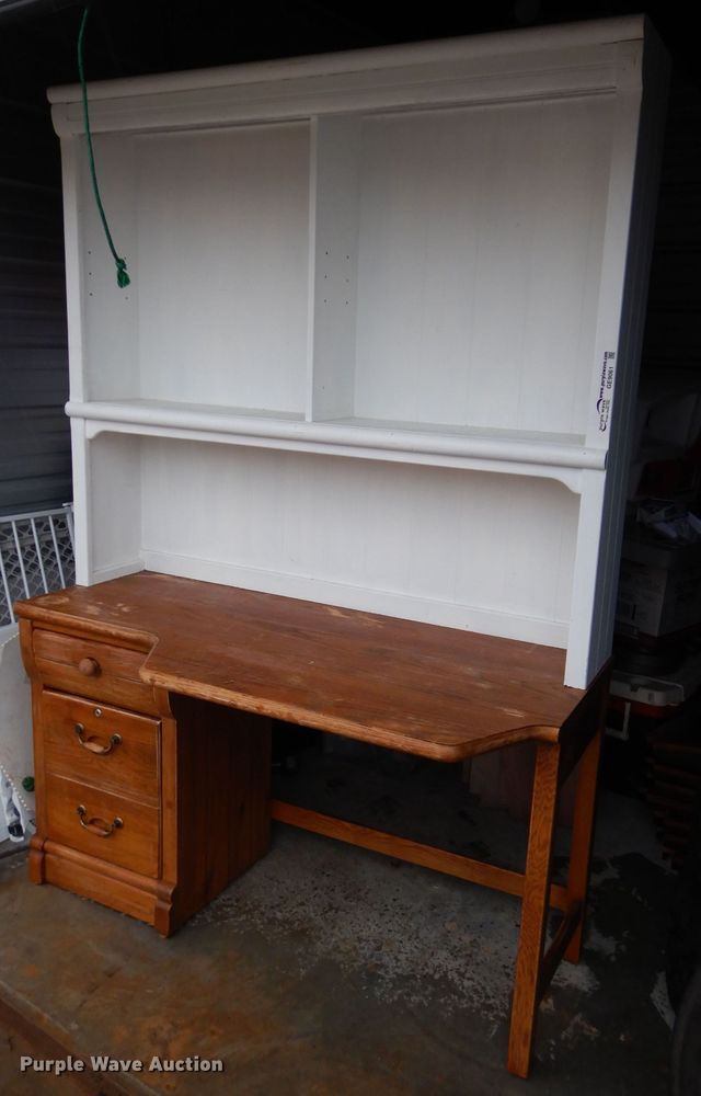 image for item GE9061 Legacy desk with hutch