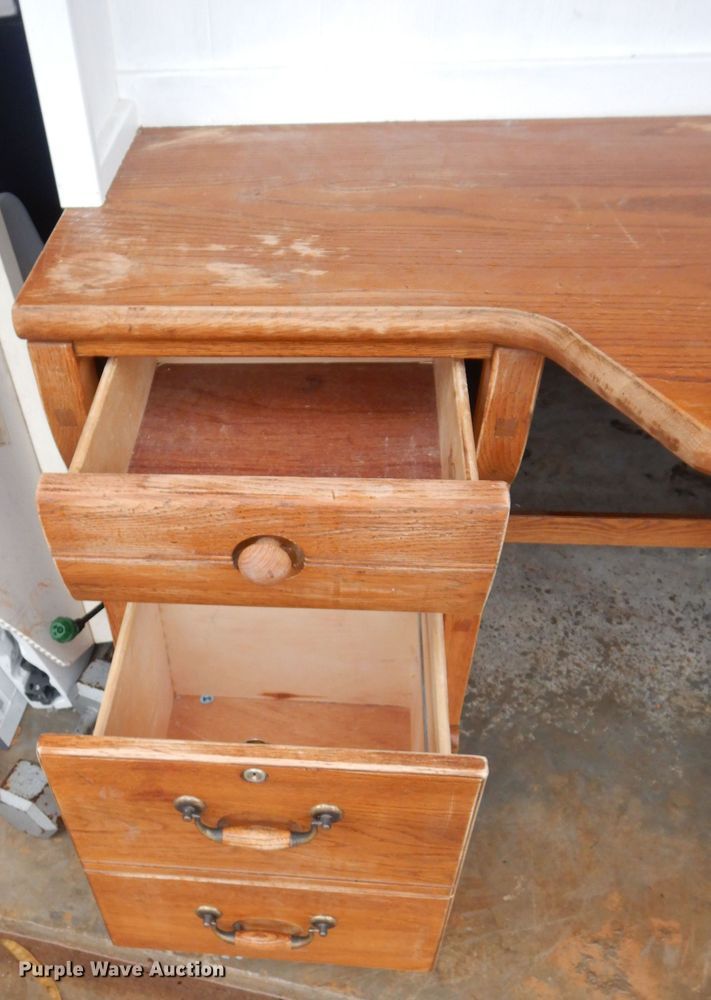 image for item GE9061 Legacy desk with hutch