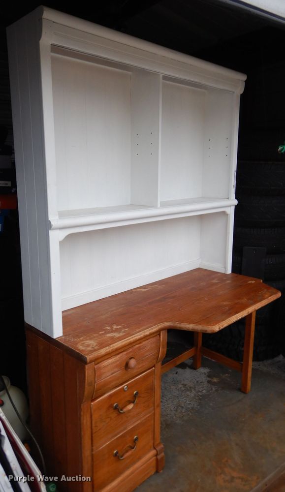 image for item GE9061 Legacy desk with hutch