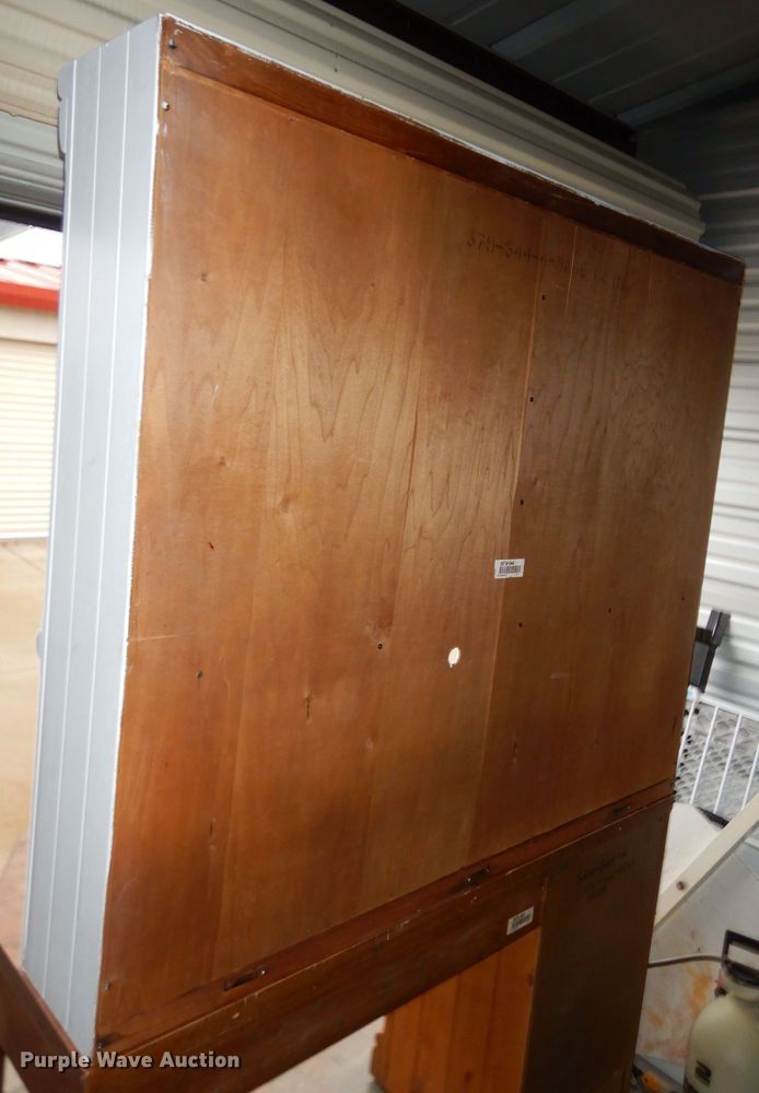 image for item GE9061 Legacy desk with hutch