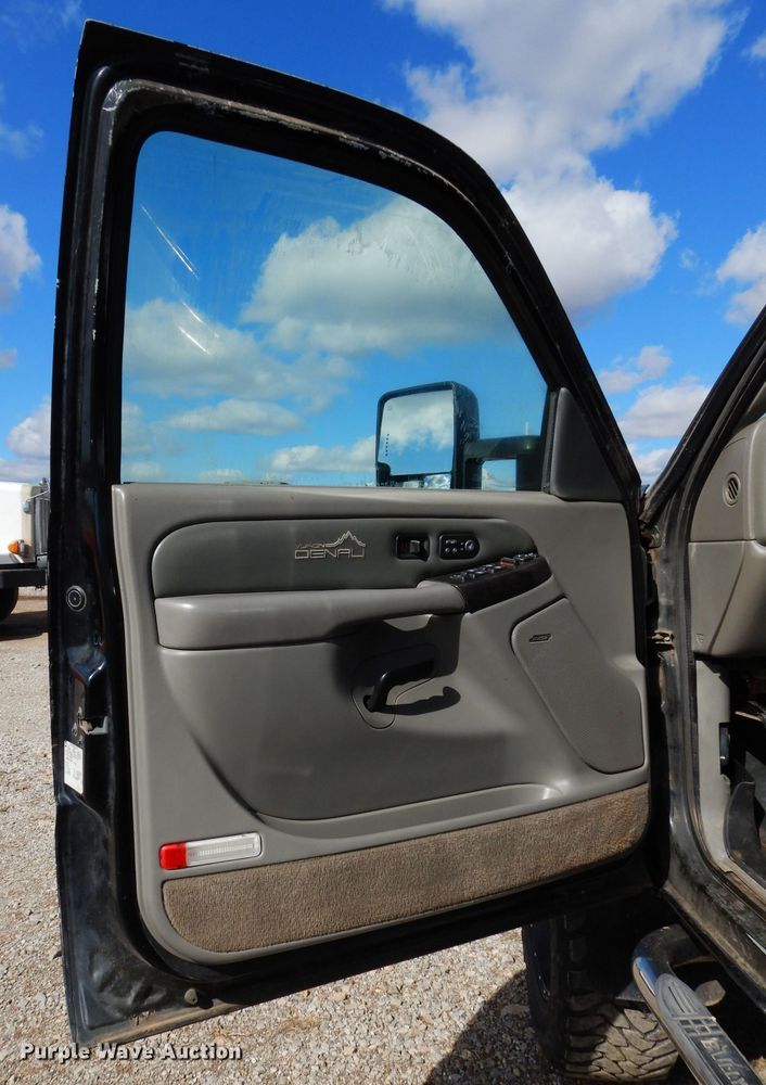 image for item GE9112 2001 Chevrolet Silverado 2500HD Crew Cab pickup truck