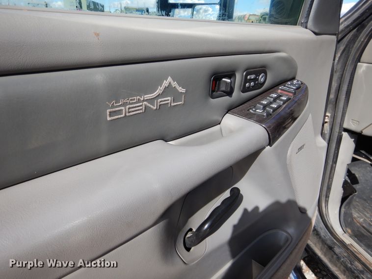 image for item GE9112 2001 Chevrolet Silverado 2500HD Crew Cab pickup truck