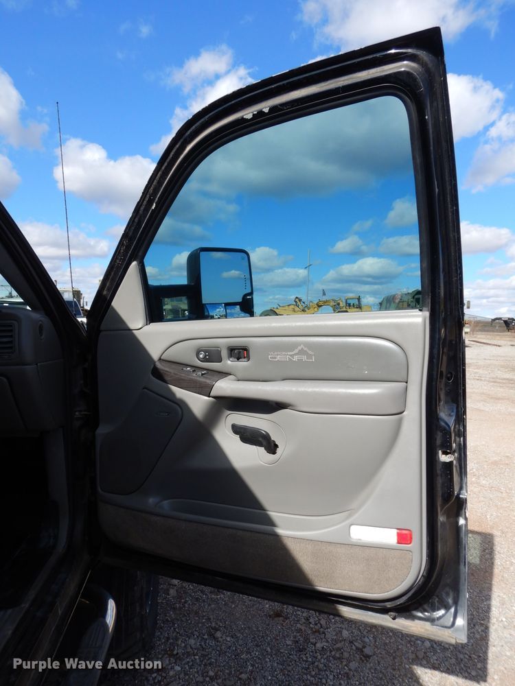 image for item GE9112 2001 Chevrolet Silverado 2500HD Crew Cab pickup truck