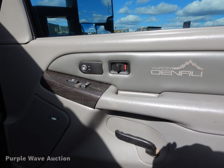 image for item GE9112 2001 Chevrolet Silverado 2500HD Crew Cab pickup truck